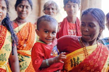MAHABALIPURAM, TAMIL NADU, INDIA, 20 Ocak 2015: Arjuna 'nın Kefareti önündeki turist ve insanlar Mahabalipuram, UNESCO Heritage sitesi, 20 Ocak 2015, Tamil Nadu, Hindistan.
