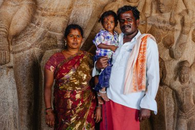 MAHABALIPURAM, TAMIL NADU, INDIA, 20 Ocak 2015: Arjuna 'nın Kefareti önündeki turist ve insanlar Mahabalipuram, UNESCO Heritage sitesi, 20 Ocak 2015, Tamil Nadu, Hindistan.
