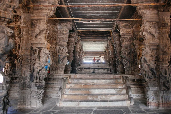カンチプラム インド 1月19日 インドの観光客は 2015年1月19日にインドのカンチプラムでタミル ナードゥ州の古代寺院を探索します — ストック写真