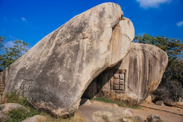 Hindistan 'ın Tamil Nadu kentindeki tarihi Mamallapuram kasabasında devasa granit kaya ve taş tapınaklar.