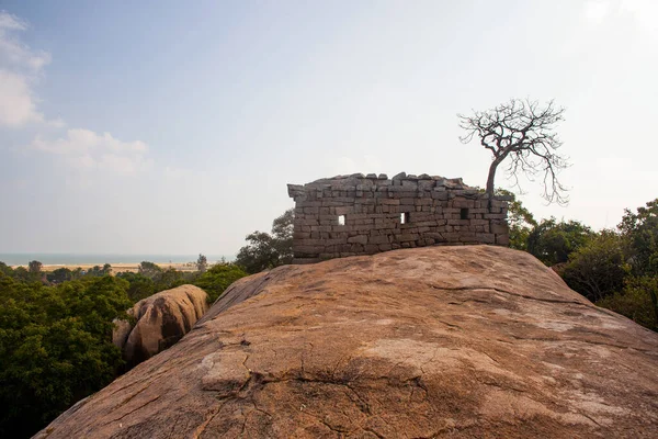 Gigantyczny Granitowy Głaz Kamienne Świątynie Historycznym Mieście Mamallapuram Tamilskim Nadu — Zdjęcie stockowe
