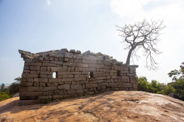 インド タミル ナードゥ州のママラプラームの歴史的な町の巨大な花崗岩の岩や石の寺院 — ストック写真