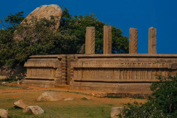 Gigantiskt Granitblock Och Stentempel Den Historiska Staden Mamallapuram Tamil Nadu — Stockfoto