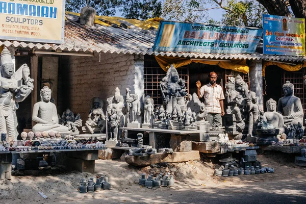 インド タミル ナードゥ州マハーバリプラム2015年1月20日 インド ママラプラームの石造彫刻を手作りしたファンパスハンドを販売する店 — ストック写真
