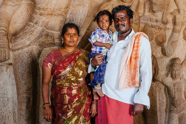 Mahabalipuram Tamill Nadu インド 2015年1月20日 観光客と人々がアージュナ ペンスの前でユネスコ世界遺産マハーバリプラムの大きな岩の彫刻を見る 2015年1月20日 インド タミル — ストック写真