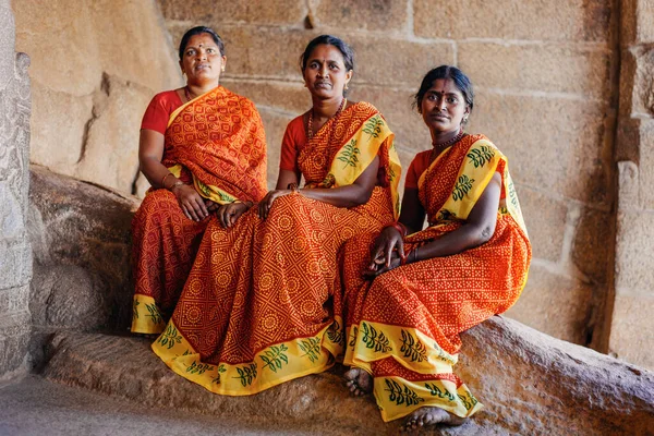 Mahabalipuram Tamill Nadu インド 2015年1月20日 観光客と人々がアージュナ ペンスの前でユネスコ世界遺産マハーバリプラムの大きな岩の彫刻を見る 2015年1月20日 インド タミル — ストック写真