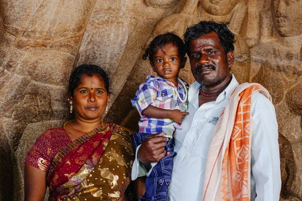 Mahabalipuram Tamill Nadu インド 2015年1月20日 観光客と人々がアージュナ ペンスの前でユネスコ世界遺産マハーバリプラムの大きな岩の彫刻を見る 2015年1月20日 インド タミル — ストック写真