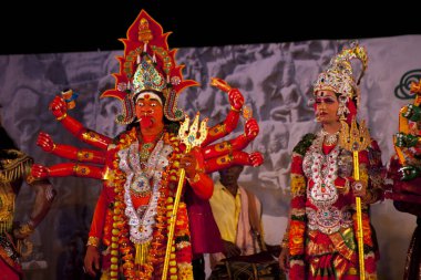 MAM PURAM, TAMIL NADU, INDIA-JANUARY 22: Hint dansçı geleneksel Kathakali dansını sahneledi - Mamallapuram dans festivalinde 22 Ocak 2013 tarihinde, Hindistan 'ın Mamallapuram kentinde.