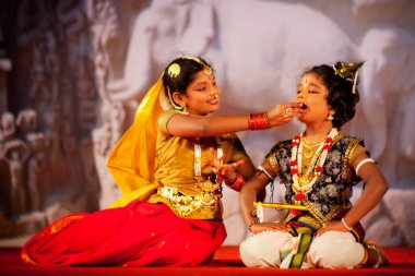 MAM PURAM, TAMIL NADU, INDIA-JANUARY 22: Hint dansçılar Mamallapuram dans festivalinde geleneksel Hint dansını 22 Ocak 2013 'te Hindistan' ın Mamallapuram kentinde yapıyorlar..