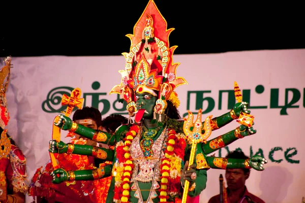Mallapuram Tamill Nadu インド1月22日 インドのダンサーが伝統的なカタカリ舞踊を上演 2013年1月22日 インドのママラプラームで開催されたMamallapuramダンスフェスティバルの劇場 — ストック写真