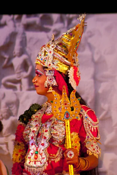Mallapuram Tamill Nadu インド1月22日 インドのダンサーが伝統的なカタカリ舞踊を上演 2013年1月22日 インドのママラプラームで開催されたMamallapuramダンスフェスティバルの劇場 — ストック写真