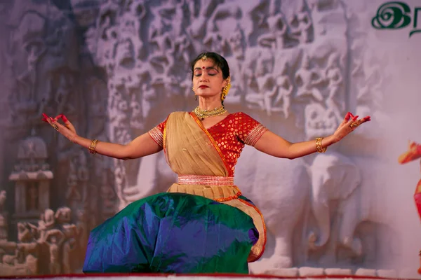 Mamallapuram Tamil Nadu Índia Janeiro Dançarina Indiana Realiza Dança Tradicional — Fotografia de Stock