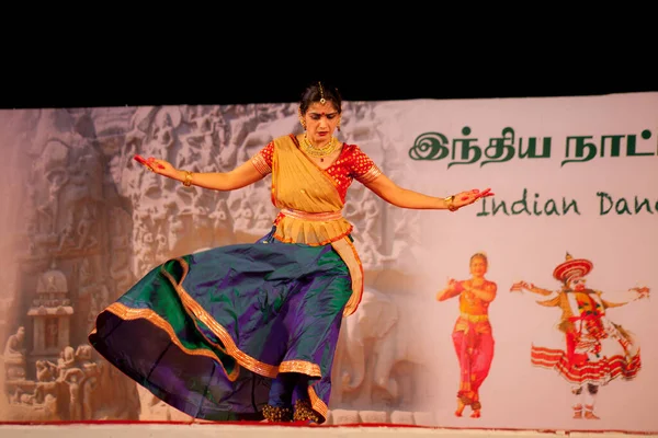 Mamallapuram Tamil Nadu Índia Janeiro Dançarina Indiana Realiza Dança Tradicional — Fotografia de Stock