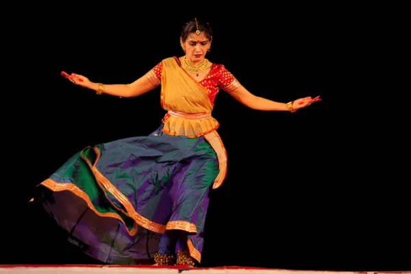 Mamallapuram Tamil Nadu Índia Janeiro Dançarina Indiana Realiza Dança Tradicional — Fotografia de Stock
