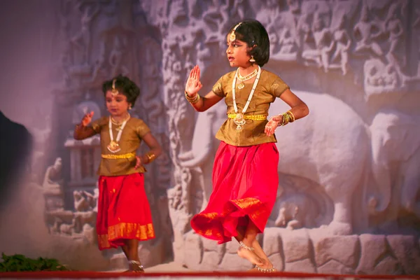 Mallapuram Tamill Nadu India 2013年1月22日インド ママラプラムで開催されるママラプラム ダンス フェスティバルで伝統的な南インド舞踊を披露するインド人ダンサー — ストック写真
