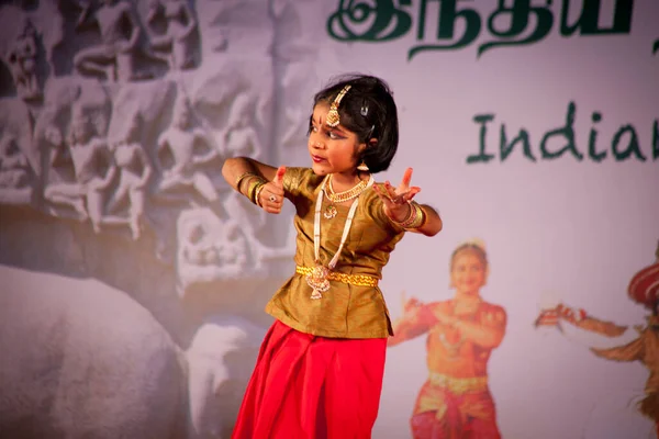 Mamallapuram Tamil Nadu Índia Janeiro Dançarinos Indianos Apresentando Dança Tradicional — Fotografia de Stock