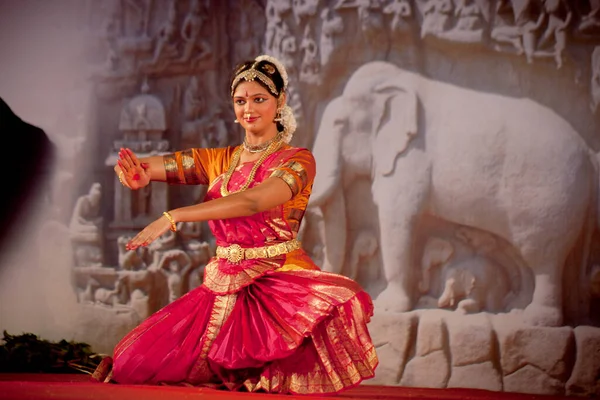 Mamallapuram Tamil Nadu India Enero Bailarina India Realiza Danza Tradicional — Foto de Stock