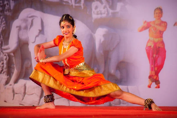 Mamallapuram Tamil Nadu Índia Janeiro Dançarina Indiana Realiza Dança Tradicional — Fotografia de Stock