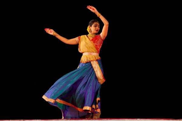 Mamallapuram Tamil Nadu Indien Januar Indische Tänzerin Führt Traditionellen Tanz — Stockfoto