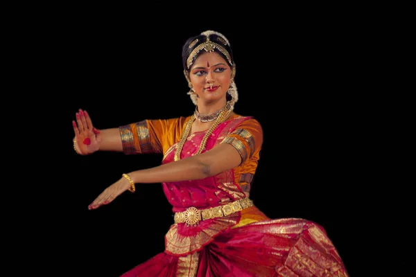 Mamallapuram Tamil Nadu Índia Janeiro Dançarina Indiana Realiza Dança Tradicional — Fotografia de Stock