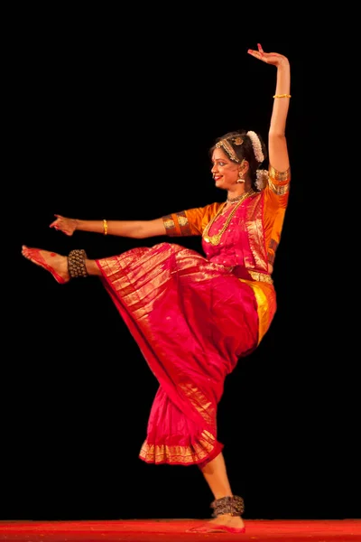 Mamallapuram Tamil Nadu Índia Janeiro Dançarina Indiana Realiza Dança Tradicional — Fotografia de Stock