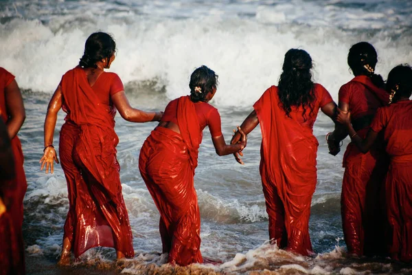 2017年1月12日 日出时穿着传统红色洋装在印度洋海滩上的印度人 — 图库照片