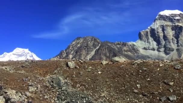 ネパールのエベレストベースキャンプに向かう途中の素晴らしい山々 — ストック動画