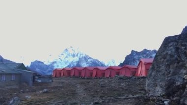 Nepal 'deki Everest Ana Kampı' na giden inanılmaz dağlar.