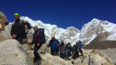 Her Üs Kampı, NEPAL, 20 Ekim 2018 - Everest Dağı ana kampından görüntüler, EBC, Nepal 'e giden turistler ve hamallar