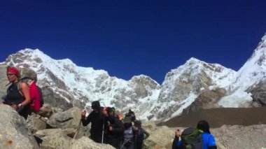 Her Üs Kampı, NEPAL, 20 Ekim 2018 - Everest Dağı ana kampından görüntüler, EBC, Nepal 'e giden turistler ve hamallar