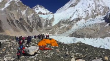 Her Üs Kampı, NEPAL, 20 Ekim 2018 - Everest Dağı ana kampından görüntüler, EBC, Nepa 'ya giden turistler ve hamallar