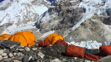 Her Üs Kampı, NEPAL, 20 Ekim 2018 - Everest Dağı ana kampı, çadırlar ve dua bayrakları, sagarmatha ulusal parkı, Everest ana kampına yürüyüş -