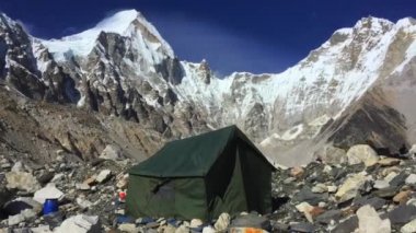 Her Üs Kampı, NEPAL, 20 Ekim 2018 - Everest Dağı ana kampı, çadırlar ve dua bayrakları, sagarmatha ulusal parkı, Everest ana kampına yürüyüş -