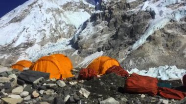 Her Üs Kampı, NEPAL, 20 Ekim 2018 - Everest Dağı ana kampı, çadırlar ve dua bayrakları, sagarmatha ulusal parkı, Everest ana kampına yürüyüş -