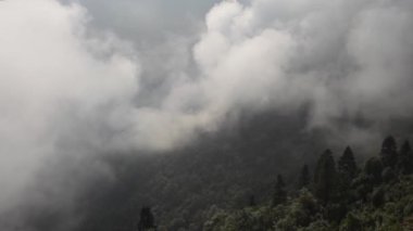 Nepal 'deki Himalaya dağları, Everest Ana Kampı yolunda.