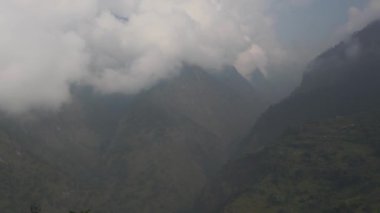 Nepal 'deki Himalaya dağları, Everest Ana Kampı yolunda.
