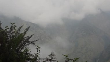 Nepal 'deki Himalaya dağları, Everest Ana Kampı yolunda.