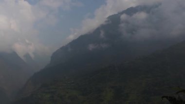 Nepal 'deki Himalaya dağları, Everest Ana Kampı yolunda.
