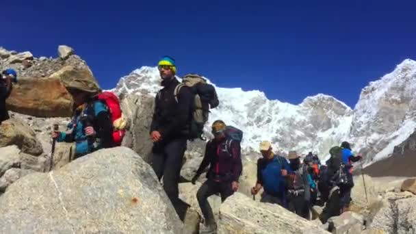 Everest Base Camp Nepal October 2018 エベレストベースキャンプからの眺め ネパールのEbcに行く観光客やポーター — ストック動画