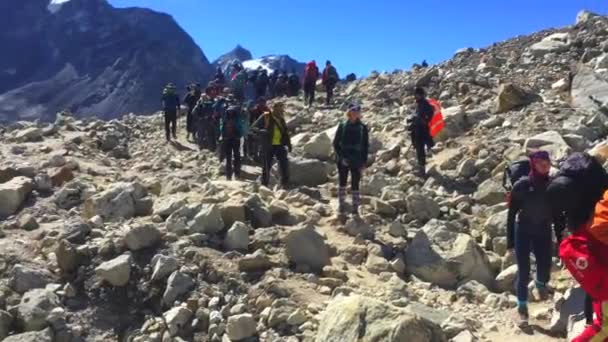 2018年10月20日 从珠穆朗玛峰大本营观看前往尼泊尔Ebc的游客和搬运工 — 图库视频影像