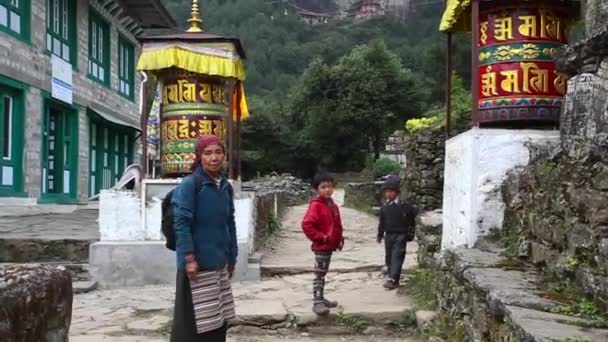 Gorkha Nepal Ottobre 2019 Donna Nepalese Con Bambini Strade Del — Video Stock