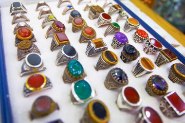 Mücevher pazarında renkli yüzükler