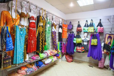 CAIRO - 15 Nisan 2018: Kahire, Mısır 'daki Khan el Khalili Çarşısı. Sokak pazarı satıcıların mallarını sattığı küçük dükkanlarla dolu.