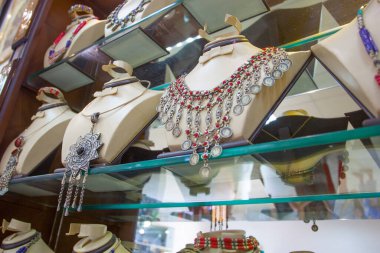 Asya pazarında taşlı kolye