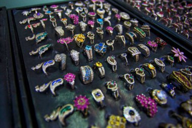 Mücevher pazarında renkli yüzükler