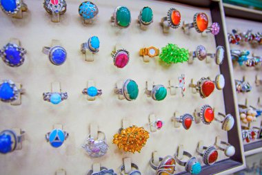 Mücevher pazarında renkli yüzükler