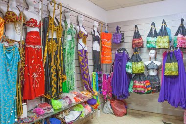 CAIRO - 15 Nisan 2018: Kahire, Mısır 'daki Khan el Khalili Çarşısı. Sokak pazarı satıcıların mallarını sattığı küçük dükkanlarla dolu.