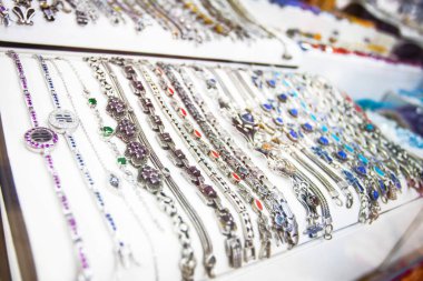 Mısır pazarında renkli taşlı gümüş bilezik