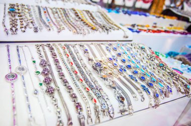 Mısır pazarında renkli taşlı gümüş bilezik