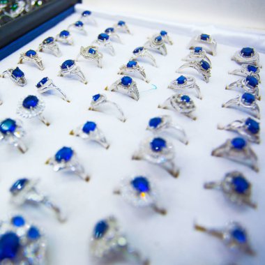 Mücevher pazarında mavi taşlı renkli yüzükler.